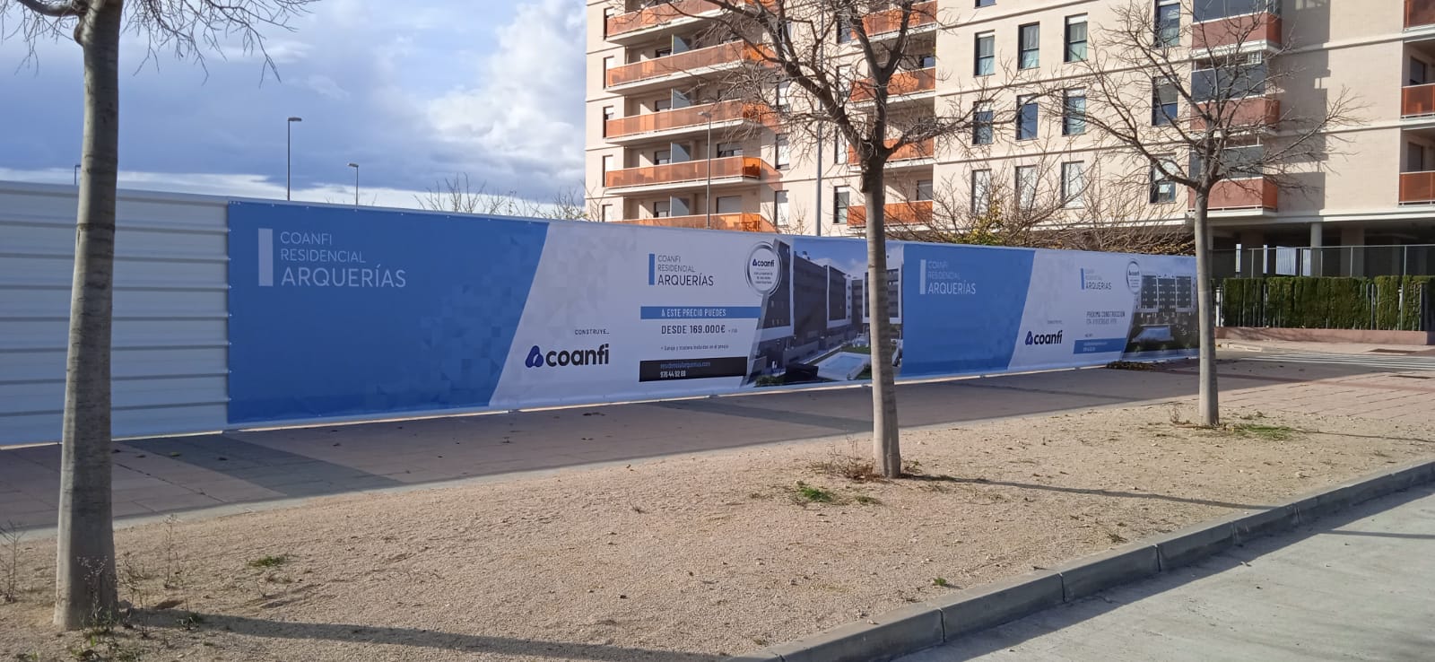 Ya está colocado el vallado en Coanfi Residencial Arquerías en Arcosur